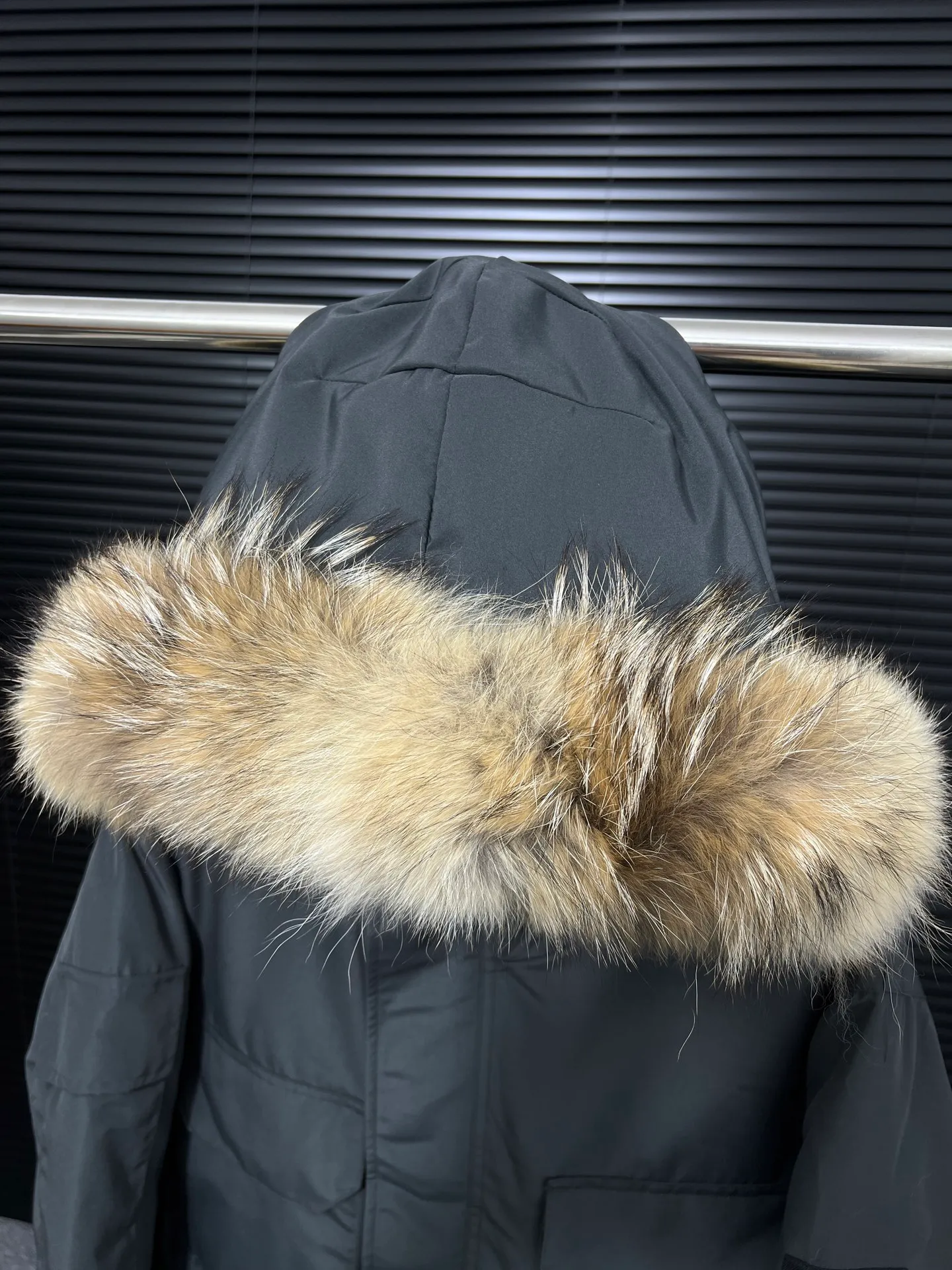 P780 🆕 Top original version, supports chip sensor with handbag 𝗖𝗮𝗻𝗮𝗱𝗮 𝗚𝗼𝘀𝗲 / 🇨🇦 Canada Goose 08 Down Jacket ⚠️ Partners who have been cooperating with us in the past few years know that no matter what is produced outside, our pure genuine trading company ships ❗️ After the test of time, we have received rave reviews. You can compare the market products with us. If you are not satisfied, you can return it at will. You are also welcome to come to ZG to see it and then come to my home to buy‼  1⃣️ The filling is 80% white duck down, with a weight of 500g. Regarding the down content, you can feel it with your hands. Good down has no embarrassment and can be called a walking duvet! 2⃣️ The fabric is made of Feather-Light 10D waterproof coating fabric, which is made of 84.5 polyester fiber and 15.5 cotton. The surface is treated with a special Teflon protective coating produced by DuPont to prevent wind and splash water, and makes the clothing anti-pollution and long-lasting new features! 3⃣️ One-piece seamless cuffs, 13cm official length, all seals are stamped, and all the inner liner is hemmed. The overcoat means sewing all the inner liner once. On the one hand, it is to prevent the velvet from running off, and on the other hand, it can keep the stiffness of the clothes! 4⃣️ Original Yoshida Kogyo Kabushikigaisha zipper, top-grade zinc alloy electroplated zipper with the highest specifications, using precise Japanese craftsmanship, raw materials and management methods. Each zipper can withstand 100,000+ openings and closings 5⃣️ The detachable fur collar is made of top-grade imported wolf fur, which is not comparable to the loose and soft raccoon fur and fake fur on the market. It is a natural Siberian coyote fur collar. The delicate and strong feel is the sense of life that comes from the erosion of wind and frost in nature. 6⃣️ Main logo double-thread 9-needle locking stranded embroidery, electronic digital automatic embroidery, maple leaves with sharp edges. Size: XS-XXL Color: black, off-white, graphite gray, sapphire blue Dark Blue Pink Azure Graphite Gray Black Label Shoulder Width Chest Sleeve Length Clothes Length Recommended Weight kg 67 87 80-90 2XL 58 136 69 89 90-105